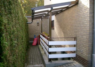 Fertige Kellertreppenüberdachung